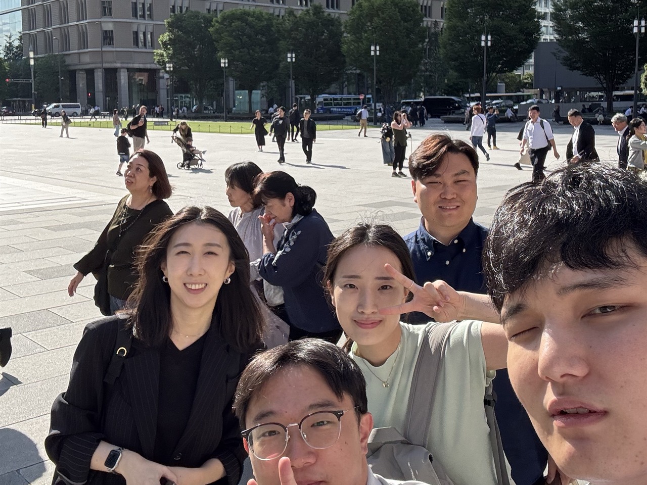 omae-2026-05-tokyo-group-selfie